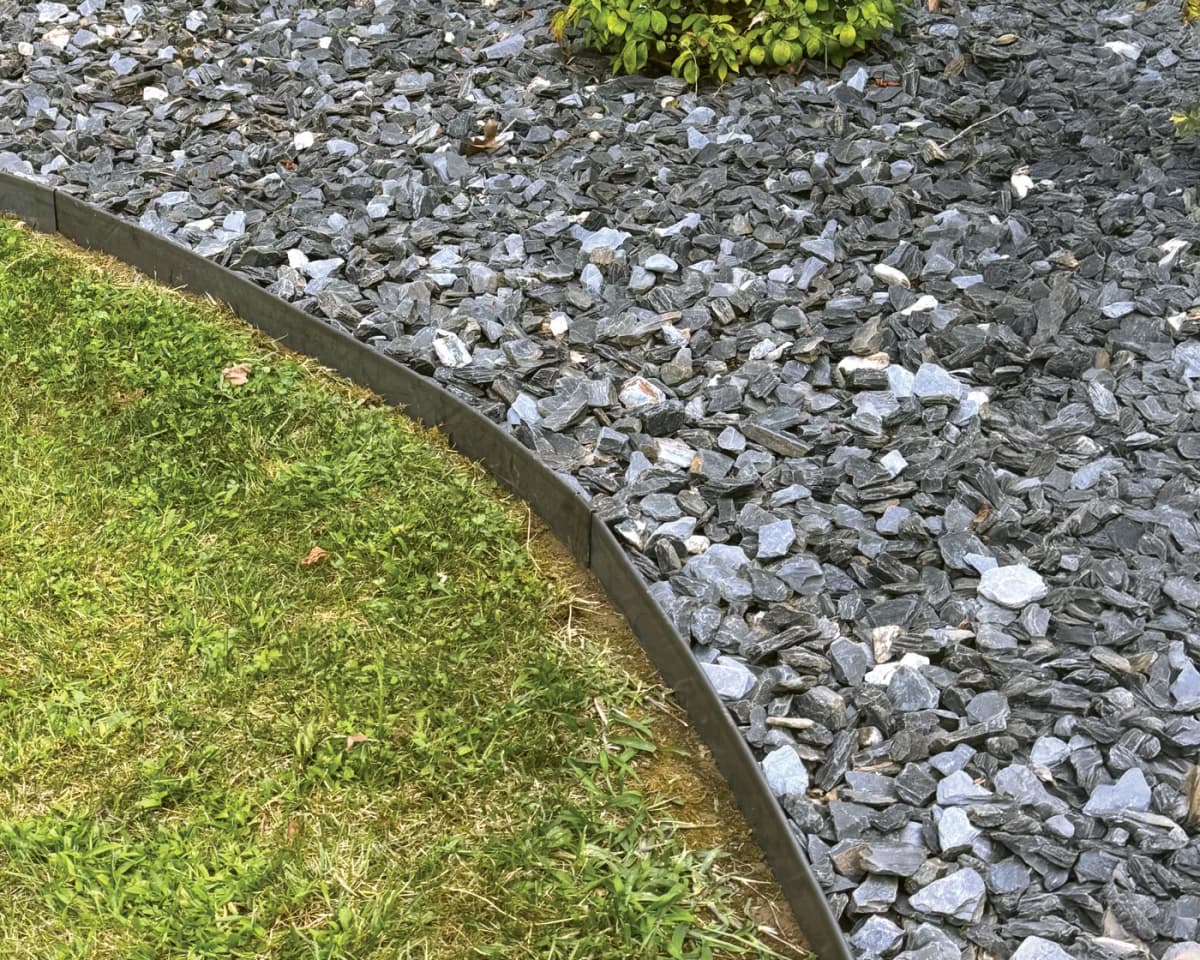 The border finished with Edge Right steel edging